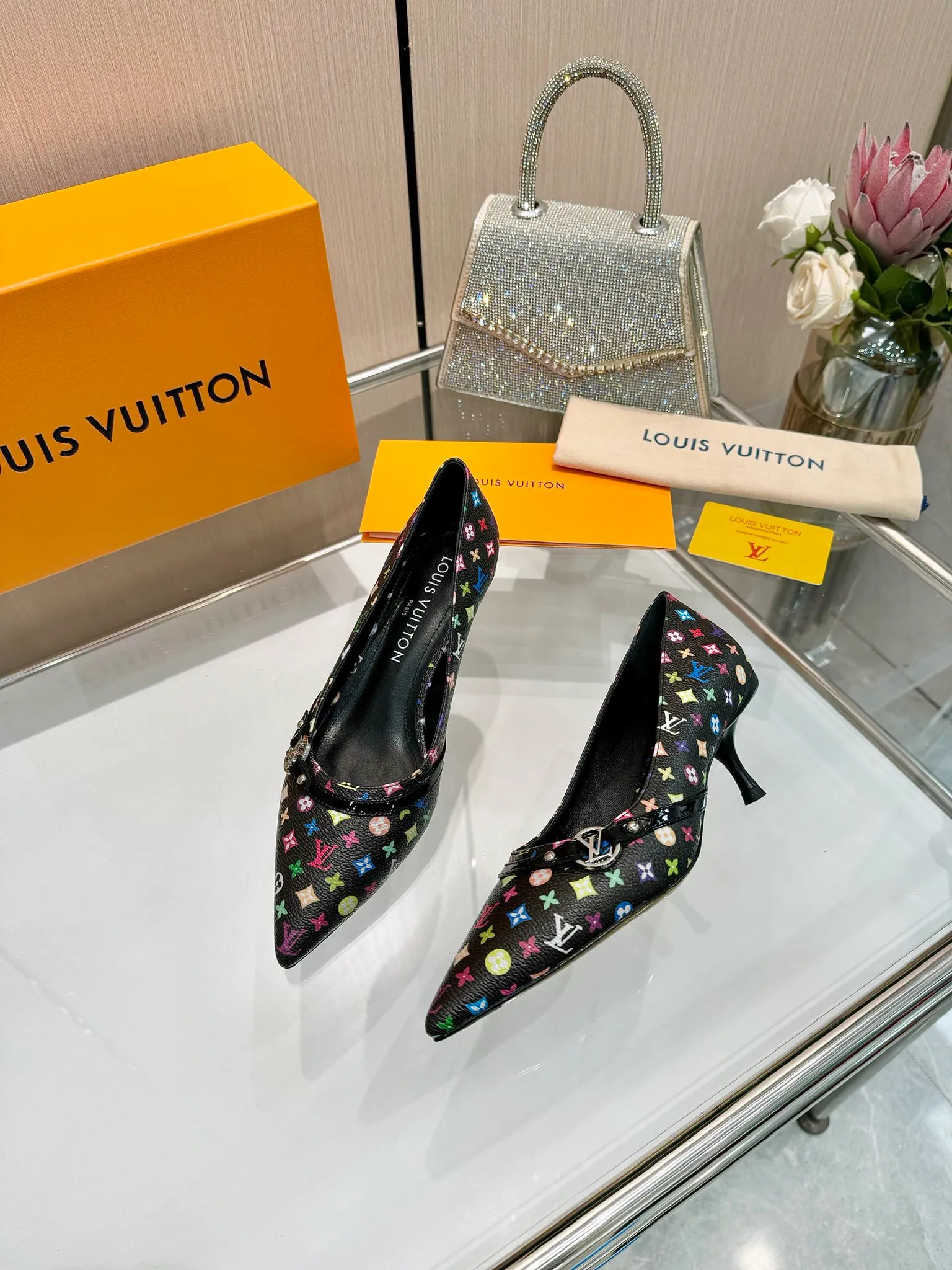 👟👟Ex-factory price 640👟👟Purchase level], Louis Vuitton 2025 official website early spring series! Perfect last shape, new pointed toe🆕, the official website is updated simultaneously. The small pointed toe is matched with a hollow leather strip and a small square buckle to adjust the elasticity. LV hardware "logo" is embellished. It is full of details and a visual feast. 💯It is difficult to conceal the elegant temperament of LV. It is comfortable and easy to wear, and full of femininity. The new original reverse mold last has the ultimate 1:1 shape, exquisite workmanship, and imported high-end fabrics showing exquisite texture! Fabric: Imported lambskin, cow patent leather/Presbyopia/denim. High-quality soft sheepskin lining. Feet: imported goatskin, Italian genuine leather outsole. 5.5 lacquered heels. Number of yards: 34-41 (34.40, 41, customization is non-returnable and non-exchangeable)